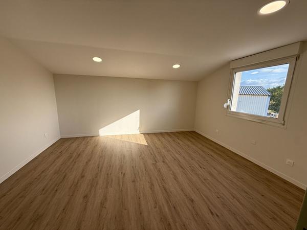 BUREAUX RENOVES AVEC GRAND PARKING A VILLESEQUELANDE