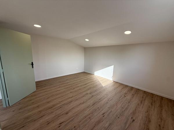 BUREAUX RENOVES AVEC GRAND PARKING A VILLESEQUELANDE