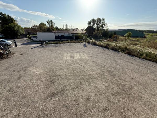 BUREAUX RENOVES AVEC GRAND PARKING A VILLESEQUELANDE