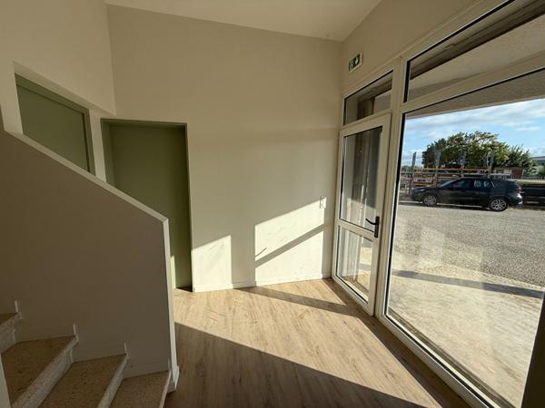 BUREAUX RENOVES AVEC GRAND PARKING A VILLESEQUELANDE