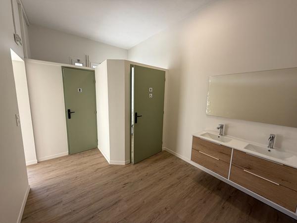 BUREAUX RENOVES AVEC GRAND PARKING A VILLESEQUELANDE