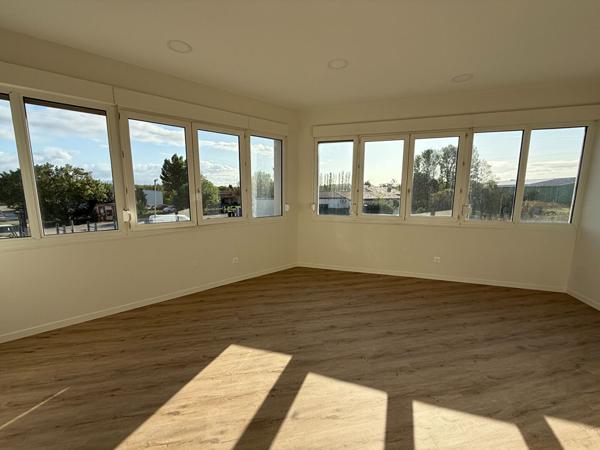 BUREAUX RENOVES AVEC GRAND PARKING A VILLESEQUELANDE