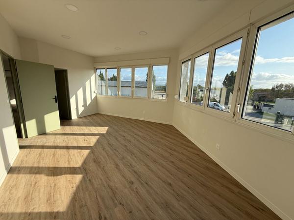 BUREAUX RENOVES AVEC GRAND PARKING A VILLESEQUELANDE