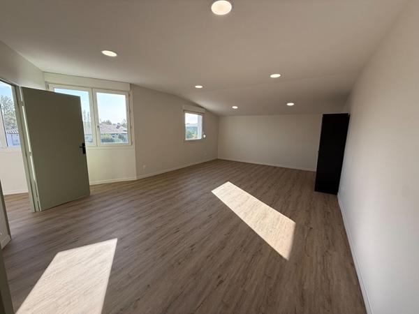 BUREAUX RENOVES AVEC GRAND PARKING A VILLESEQUELANDE