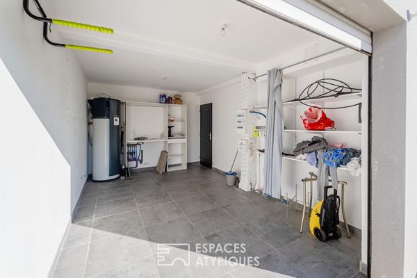 Maison contemporaine récente avec terrasse et jardin
