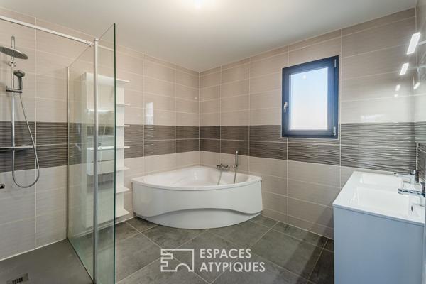 Maison contemporaine récente avec terrasse et jardin