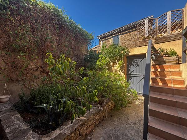 Maison en pierre avec jardin