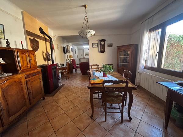 Maison en pierre avec jardin