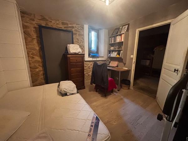 Maison en pierre avec jardin