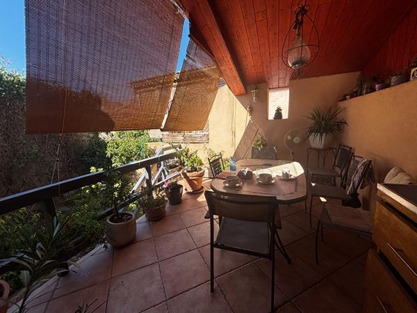Maison en pierre avec jardin