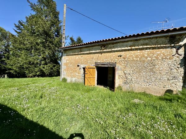 Soubran (17150) Ensemble immobilier, T3 loué, grange et dépendances à Soubran!