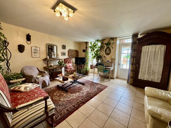 Soubran (17150) Ensemble immobilier, T3 loué, grange et dépendances à Soubran!