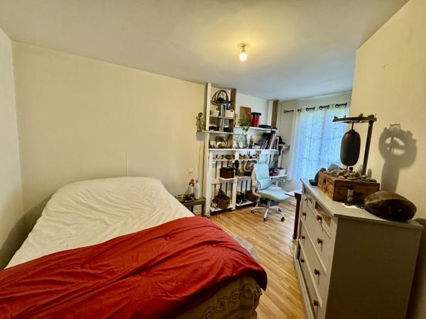 Soubran (17150) Ensemble immobilier, T3 loué, grange et dépendances à Soubran!