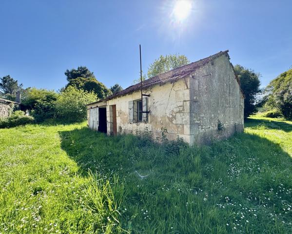 Soubran (17150) Ensemble immobilier, T3 loué, grange et dépendances à Soubran!