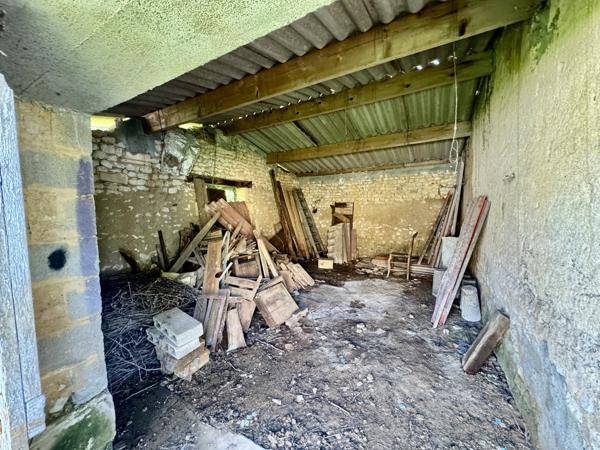 Soubran (17150) Ensemble immobilier, T3 loué, grange et dépendances à Soubran!