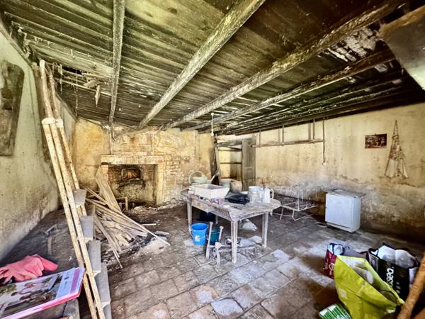 Soubran (17150) Ensemble immobilier, T3 loué, grange et dépendances à Soubran!