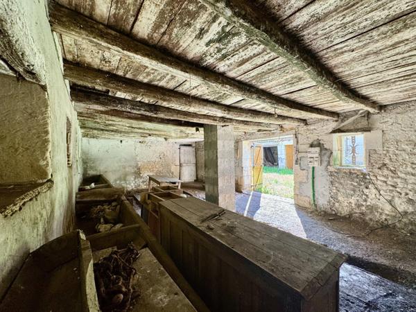 Soubran (17150) Ensemble immobilier, T3 loué, grange et dépendances à Soubran!