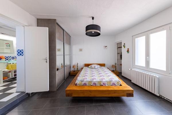 Lunel-Viel (34400) Lunel-Viel Centre-Ville Maison 142.86 m2 et dépendances de plus de 85 M²- Cour 100 M² -2 garages