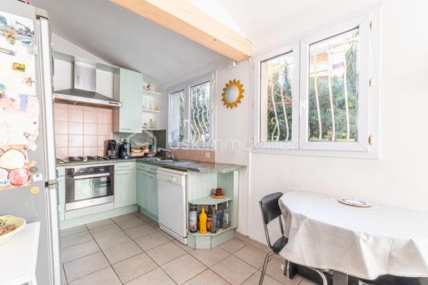 *** RETOUR A LA VENTE ***

EXTENTION POSSIBLE, AGRANDISSEMENT D'ENVRION 40m2 AU SOL, PISCINABLE

Chemin des Faisses, le Brusc 

En fond d’impasse, entourée de végétation, elle offre un cadre calme et rassurant.
La pièce de vie d’environ 36 m² (cuisine, salon, séjour) bénéficie d’une double orientation : au Sud, elle s’ouvre sur le jardin d’agrément ; à l’Ouest, elle se prolonge vers la terrasse.
Cet espace extérieur, doté d’un barbecue maçonné et d’une cuisine d’été, devient naturellement le lieu des repas et des soirées estivales.

Le rez-de-chaussée accueille également trois chambres exposées à l’Est, une salle d’eau récente et un WC séparé.
À l’étage, deux chambres en mezzanine partagent une salle d’eau : un espace indépendant idéal pour les enfants, la famille ou le télétravail.

À l’extérieur, un abri de jardin sain sur dalle béton, un carport pour deux voitures et plusieurs zones de rangement facilitent le quotidien.

La maison, d’origine 1950 et rénovée en 2000, offre des prestations de confort appréciables : double vitrage PVC, isolation intérieure, VMC double flux, chaudière basse consommation, chauffage central au gaz propane, volets récents, clôture neuve à l'arrière, puits et cuve de récupération d’eau.

Une adresse qui permet plusieurs façons d’habiter :
— une vie familiale, avec crèche et écoles à quelques minutes seulement ;
— une résidence secondaire, où tout se fait à pied entre le port, les plages et les restaurants ;
— une maison à l’année, calme, pratique et parfaitement adaptée au télétravail.

ATTENTION : Un entretien téléphonique préalable est obligatoire. Le dossier complet (la totalité des photos, DPE et plan) sera envoyé avant d'organiser les visites.