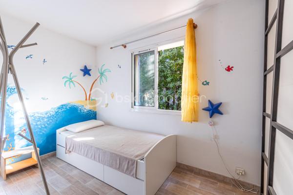 *** RETOUR A LA VENTE ***

EXTENTION POSSIBLE, AGRANDISSEMENT D'ENVRION 40m2 AU SOL, PISCINABLE

Chemin des Faisses, le Brusc 

En fond d’impasse, entourée de végétation, elle offre un cadre calme et rassurant.
La pièce de vie d’environ 36 m² (cuisine, salon, séjour) bénéficie d’une double orientation : au Sud, elle s’ouvre sur le jardin d’agrément ; à l’Ouest, elle se prolonge vers la terrasse.
Cet espace extérieur, doté d’un barbecue maçonné et d’une cuisine d’été, devient naturellement le lieu des repas et des soirées estivales.

Le rez-de-chaussée accueille également trois chambres exposées à l’Est, une salle d’eau récente et un WC séparé.
À l’étage, deux chambres en mezzanine partagent une salle d’eau : un espace indépendant idéal pour les enfants, la famille ou le télétravail.

À l’extérieur, un abri de jardin sain sur dalle béton, un carport pour deux voitures et plusieurs zones de rangement facilitent le quotidien.

La maison, d’origine 1950 et rénovée en 2000, offre des prestations de confort appréciables : double vitrage PVC, isolation intérieure, VMC double flux, chaudière basse consommation, chauffage central au gaz propane, volets récents, clôture neuve à l'arrière, puits et cuve de récupération d’eau.

Une adresse qui permet plusieurs façons d’habiter :
— une vie familiale, avec crèche et écoles à quelques minutes seulement ;
— une résidence secondaire, où tout se fait à pied entre le port, les plages et les restaurants ;
— une maison à l’année, calme, pratique et parfaitement adaptée au télétravail.

ATTENTION : Un entretien téléphonique préalable est obligatoire. Le dossier complet (la totalité des photos, DPE et plan) sera envoyé avant d'organiser les visites.