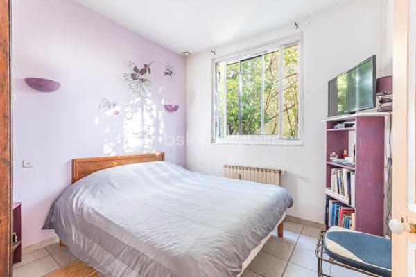 *** RETOUR A LA VENTE ***

EXTENTION POSSIBLE, AGRANDISSEMENT D'ENVRION 40m2 AU SOL, PISCINABLE

Chemin des Faisses, le Brusc 

En fond d’impasse, entourée de végétation, elle offre un cadre calme et rassurant.
La pièce de vie d’environ 36 m² (cuisine, salon, séjour) bénéficie d’une double orientation : au Sud, elle s’ouvre sur le jardin d’agrément ; à l’Ouest, elle se prolonge vers la terrasse.
Cet espace extérieur, doté d’un barbecue maçonné et d’une cuisine d’été, devient naturellement le lieu des repas et des soirées estivales.

Le rez-de-chaussée accueille également trois chambres exposées à l’Est, une salle d’eau récente et un WC séparé.
À l’étage, deux chambres en mezzanine partagent une salle d’eau : un espace indépendant idéal pour les enfants, la famille ou le télétravail.

À l’extérieur, un abri de jardin sain sur dalle béton, un carport pour deux voitures et plusieurs zones de rangement facilitent le quotidien.

La maison, d’origine 1950 et rénovée en 2000, offre des prestations de confort appréciables : double vitrage PVC, isolation intérieure, VMC double flux, chaudière basse consommation, chauffage central au gaz propane, volets récents, clôture neuve à l'arrière, puits et cuve de récupération d’eau.

Une adresse qui permet plusieurs façons d’habiter :
— une vie familiale, avec crèche et écoles à quelques minutes seulement ;
— une résidence secondaire, où tout se fait à pied entre le port, les plages et les restaurants ;
— une maison à l’année, calme, pratique et parfaitement adaptée au télétravail.

ATTENTION : Un entretien téléphonique préalable est obligatoire. Le dossier complet (la totalité des photos, DPE et plan) sera envoyé avant d'organiser les visites.