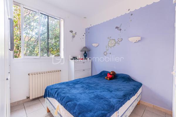 *** RETOUR A LA VENTE ***

EXTENTION POSSIBLE, AGRANDISSEMENT D'ENVRION 40m2 AU SOL, PISCINABLE

Chemin des Faisses, le Brusc 

En fond d’impasse, entourée de végétation, elle offre un cadre calme et rassurant.
La pièce de vie d’environ 36 m² (cuisine, salon, séjour) bénéficie d’une double orientation : au Sud, elle s’ouvre sur le jardin d’agrément ; à l’Ouest, elle se prolonge vers la terrasse.
Cet espace extérieur, doté d’un barbecue maçonné et d’une cuisine d’été, devient naturellement le lieu des repas et des soirées estivales.

Le rez-de-chaussée accueille également trois chambres exposées à l’Est, une salle d’eau récente et un WC séparé.
À l’étage, deux chambres en mezzanine partagent une salle d’eau : un espace indépendant idéal pour les enfants, la famille ou le télétravail.

À l’extérieur, un abri de jardin sain sur dalle béton, un carport pour deux voitures et plusieurs zones de rangement facilitent le quotidien.

La maison, d’origine 1950 et rénovée en 2000, offre des prestations de confort appréciables : double vitrage PVC, isolation intérieure, VMC double flux, chaudière basse consommation, chauffage central au gaz propane, volets récents, clôture neuve à l'arrière, puits et cuve de récupération d’eau.

Une adresse qui permet plusieurs façons d’habiter :
— une vie familiale, avec crèche et écoles à quelques minutes seulement ;
— une résidence secondaire, où tout se fait à pied entre le port, les plages et les restaurants ;
— une maison à l’année, calme, pratique et parfaitement adaptée au télétravail.

ATTENTION : Un entretien téléphonique préalable est obligatoire. Le dossier complet (la totalité des photos, DPE et plan) sera envoyé avant d'organiser les visites.