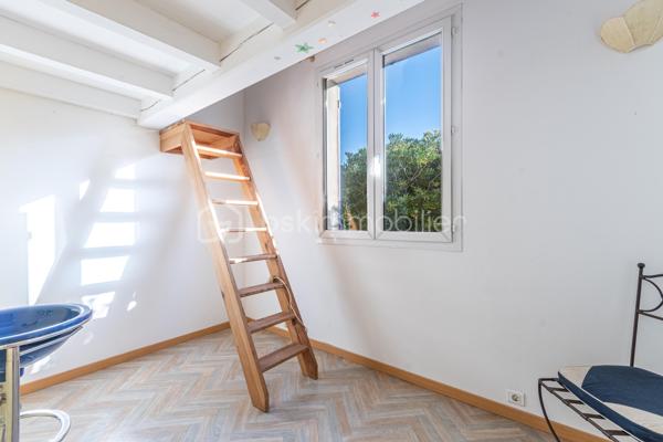 *** RETOUR A LA VENTE ***

EXTENTION POSSIBLE, AGRANDISSEMENT D'ENVRION 40m2 AU SOL, PISCINABLE

Chemin des Faisses, le Brusc 

En fond d’impasse, entourée de végétation, elle offre un cadre calme et rassurant.
La pièce de vie d’environ 36 m² (cuisine, salon, séjour) bénéficie d’une double orientation : au Sud, elle s’ouvre sur le jardin d’agrément ; à l’Ouest, elle se prolonge vers la terrasse.
Cet espace extérieur, doté d’un barbecue maçonné et d’une cuisine d’été, devient naturellement le lieu des repas et des soirées estivales.

Le rez-de-chaussée accueille également trois chambres exposées à l’Est, une salle d’eau récente et un WC séparé.
À l’étage, deux chambres en mezzanine partagent une salle d’eau : un espace indépendant idéal pour les enfants, la famille ou le télétravail.

À l’extérieur, un abri de jardin sain sur dalle béton, un carport pour deux voitures et plusieurs zones de rangement facilitent le quotidien.

La maison, d’origine 1950 et rénovée en 2000, offre des prestations de confort appréciables : double vitrage PVC, isolation intérieure, VMC double flux, chaudière basse consommation, chauffage central au gaz propane, volets récents, clôture neuve à l'arrière, puits et cuve de récupération d’eau.

Une adresse qui permet plusieurs façons d’habiter :
— une vie familiale, avec crèche et écoles à quelques minutes seulement ;
— une résidence secondaire, où tout se fait à pied entre le port, les plages et les restaurants ;
— une maison à l’année, calme, pratique et parfaitement adaptée au télétravail.

ATTENTION : Un entretien téléphonique préalable est obligatoire. Le dossier complet (la totalité des photos, DPE et plan) sera envoyé avant d'organiser les visites.