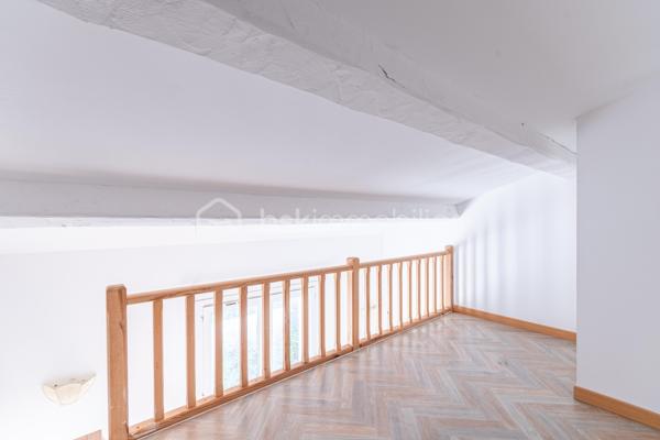 *** RETOUR A LA VENTE ***

EXTENTION POSSIBLE, AGRANDISSEMENT D'ENVRION 40m2 AU SOL, PISCINABLE

Chemin des Faisses, le Brusc 

En fond d’impasse, entourée de végétation, elle offre un cadre calme et rassurant.
La pièce de vie d’environ 36 m² (cuisine, salon, séjour) bénéficie d’une double orientation : au Sud, elle s’ouvre sur le jardin d’agrément ; à l’Ouest, elle se prolonge vers la terrasse.
Cet espace extérieur, doté d’un barbecue maçonné et d’une cuisine d’été, devient naturellement le lieu des repas et des soirées estivales.

Le rez-de-chaussée accueille également trois chambres exposées à l’Est, une salle d’eau récente et un WC séparé.
À l’étage, deux chambres en mezzanine partagent une salle d’eau : un espace indépendant idéal pour les enfants, la famille ou le télétravail.

À l’extérieur, un abri de jardin sain sur dalle béton, un carport pour deux voitures et plusieurs zones de rangement facilitent le quotidien.

La maison, d’origine 1950 et rénovée en 2000, offre des prestations de confort appréciables : double vitrage PVC, isolation intérieure, VMC double flux, chaudière basse consommation, chauffage central au gaz propane, volets récents, clôture neuve à l'arrière, puits et cuve de récupération d’eau.

Une adresse qui permet plusieurs façons d’habiter :
— une vie familiale, avec crèche et écoles à quelques minutes seulement ;
— une résidence secondaire, où tout se fait à pied entre le port, les plages et les restaurants ;
— une maison à l’année, calme, pratique et parfaitement adaptée au télétravail.

ATTENTION : Un entretien téléphonique préalable est obligatoire. Le dossier complet (la totalité des photos, DPE et plan) sera envoyé avant d'organiser les visites.