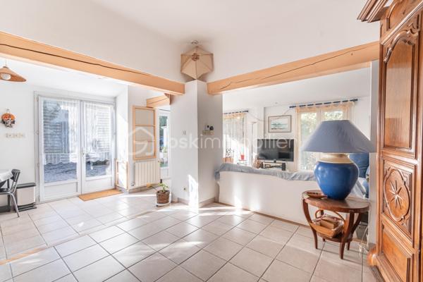 *** RETOUR A LA VENTE ***

EXTENTION POSSIBLE, AGRANDISSEMENT D'ENVRION 40m2 AU SOL, PISCINABLE

Chemin des Faisses, le Brusc 

En fond d’impasse, entourée de végétation, elle offre un cadre calme et rassurant.
La pièce de vie d’environ 36 m² (cuisine, salon, séjour) bénéficie d’une double orientation : au Sud, elle s’ouvre sur le jardin d’agrément ; à l’Ouest, elle se prolonge vers la terrasse.
Cet espace extérieur, doté d’un barbecue maçonné et d’une cuisine d’été, devient naturellement le lieu des repas et des soirées estivales.

Le rez-de-chaussée accueille également trois chambres exposées à l’Est, une salle d’eau récente et un WC séparé.
À l’étage, deux chambres en mezzanine partagent une salle d’eau : un espace indépendant idéal pour les enfants, la famille ou le télétravail.

À l’extérieur, un abri de jardin sain sur dalle béton, un carport pour deux voitures et plusieurs zones de rangement facilitent le quotidien.

La maison, d’origine 1950 et rénovée en 2000, offre des prestations de confort appréciables : double vitrage PVC, isolation intérieure, VMC double flux, chaudière basse consommation, chauffage central au gaz propane, volets récents, clôture neuve à l'arrière, puits et cuve de récupération d’eau.

Une adresse qui permet plusieurs façons d’habiter :
— une vie familiale, avec crèche et écoles à quelques minutes seulement ;
— une résidence secondaire, où tout se fait à pied entre le port, les plages et les restaurants ;
— une maison à l’année, calme, pratique et parfaitement adaptée au télétravail.

ATTENTION : Un entretien téléphonique préalable est obligatoire. Le dossier complet (la totalité des photos, DPE et plan) sera envoyé avant d'organiser les visites.