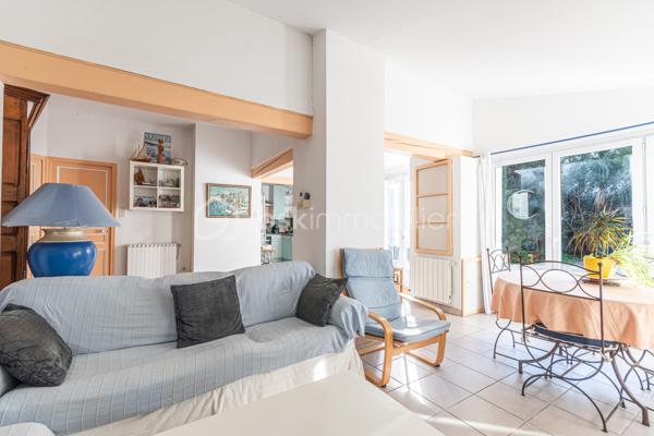 *** RETOUR A LA VENTE ***

EXTENTION POSSIBLE, AGRANDISSEMENT D'ENVRION 40m2 AU SOL, PISCINABLE

Chemin des Faisses, le Brusc 

En fond d’impasse, entourée de végétation, elle offre un cadre calme et rassurant.
La pièce de vie d’environ 36 m² (cuisine, salon, séjour) bénéficie d’une double orientation : au Sud, elle s’ouvre sur le jardin d’agrément ; à l’Ouest, elle se prolonge vers la terrasse.
Cet espace extérieur, doté d’un barbecue maçonné et d’une cuisine d’été, devient naturellement le lieu des repas et des soirées estivales.

Le rez-de-chaussée accueille également trois chambres exposées à l’Est, une salle d’eau récente et un WC séparé.
À l’étage, deux chambres en mezzanine partagent une salle d’eau : un espace indépendant idéal pour les enfants, la famille ou le télétravail.

À l’extérieur, un abri de jardin sain sur dalle béton, un carport pour deux voitures et plusieurs zones de rangement facilitent le quotidien.

La maison, d’origine 1950 et rénovée en 2000, offre des prestations de confort appréciables : double vitrage PVC, isolation intérieure, VMC double flux, chaudière basse consommation, chauffage central au gaz propane, volets récents, clôture neuve à l'arrière, puits et cuve de récupération d’eau.

Une adresse qui permet plusieurs façons d’habiter :
— une vie familiale, avec crèche et écoles à quelques minutes seulement ;
— une résidence secondaire, où tout se fait à pied entre le port, les plages et les restaurants ;
— une maison à l’année, calme, pratique et parfaitement adaptée au télétravail.

ATTENTION : Un entretien téléphonique préalable est obligatoire. Le dossier complet (la totalité des photos, DPE et plan) sera envoyé avant d'organiser les visites.