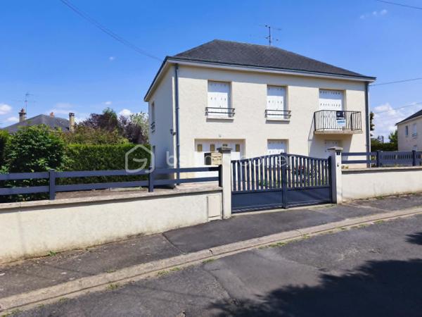 Maison 91 m² avec garage, grenier aménageable et terrain clos de 450 m²

À découvrir, cette maison de 91 m² habitables, implantée sur un terrain entièrement clos de 450 m², offrant un beau potentiel et idéale pour un premier achat ou un investissement locatif.

Au rez-de-chaussée, vous trouverez :

Une entrée,
Une chambre,
Une pièce de rangement,
Un vaste garage de 48 m², offrant de nombreuses possibilités (stationnement, atelier ou stockage).

À l'étage, la maison se compose de :

Une belle pièce de vie lumineuse de 37 m² avec salon/salle à manger
Une cuisine aménagée,
Deux chambres,
Une salle d'eau.

Un grenier complète le bien. Il est actuellement utilisable pour le stockage, mais peut également être aménagé afin de créer un espace de vie supplémentaire selon vos besoins.

Cette maison est habitable immédiatement, tout en offrant la possibilité d'être modernisée selon vos goûts et vos envies.

Les atouts :
Terrain clos de 450 m²
Garage de 48 m²
Belle pièce de vie de 37 m²
3 chambres
Grenier aménageable
Habitable de suite
Idéale pour un premier achat ou un investissement locatif

À visiter sans tarder !