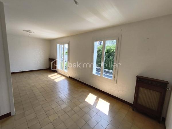 Maison 91 m² avec garage, grenier aménageable et terrain clos de 450 m²

À découvrir, cette maison de 91 m² habitables, implantée sur un terrain entièrement clos de 450 m², offrant un beau potentiel et idéale pour un premier achat ou un investissement locatif.

Au rez-de-chaussée, vous trouverez :

Une entrée,
Une chambre,
Une pièce de rangement,
Un vaste garage de 48 m², offrant de nombreuses possibilités (stationnement, atelier ou stockage).

À l'étage, la maison se compose de :

Une belle pièce de vie lumineuse de 37 m² avec salon/salle à manger
Une cuisine aménagée,
Deux chambres,
Une salle d'eau.

Un grenier complète le bien. Il est actuellement utilisable pour le stockage, mais peut également être aménagé afin de créer un espace de vie supplémentaire selon vos besoins.

Cette maison est habitable immédiatement, tout en offrant la possibilité d'être modernisée selon vos goûts et vos envies.

Les atouts :
Terrain clos de 450 m²
Garage de 48 m²
Belle pièce de vie de 37 m²
3 chambres
Grenier aménageable
Habitable de suite
Idéale pour un premier achat ou un investissement locatif

À visiter sans tarder !