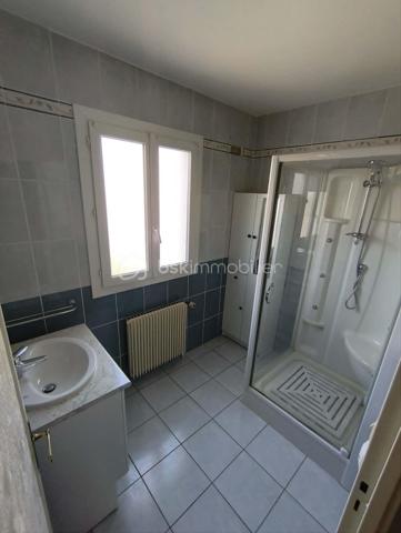 Maison 91 m² avec garage, grenier aménageable et terrain clos de 450 m²

À découvrir, cette maison de 91 m² habitables, implantée sur un terrain entièrement clos de 450 m², offrant un beau potentiel et idéale pour un premier achat ou un investissement locatif.

Au rez-de-chaussée, vous trouverez :

Une entrée,
Une chambre,
Une pièce de rangement,
Un vaste garage de 48 m², offrant de nombreuses possibilités (stationnement, atelier ou stockage).

À l'étage, la maison se compose de :

Une belle pièce de vie lumineuse de 37 m² avec salon/salle à manger
Une cuisine aménagée,
Deux chambres,
Une salle d'eau.

Un grenier complète le bien. Il est actuellement utilisable pour le stockage, mais peut également être aménagé afin de créer un espace de vie supplémentaire selon vos besoins.

Cette maison est habitable immédiatement, tout en offrant la possibilité d'être modernisée selon vos goûts et vos envies.

Les atouts :
Terrain clos de 450 m²
Garage de 48 m²
Belle pièce de vie de 37 m²
3 chambres
Grenier aménageable
Habitable de suite
Idéale pour un premier achat ou un investissement locatif

À visiter sans tarder !