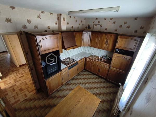 Maison 91 m² avec garage, grenier aménageable et terrain clos de 450 m²

À découvrir, cette maison de 91 m² habitables, implantée sur un terrain entièrement clos de 450 m², offrant un beau potentiel et idéale pour un premier achat ou un investissement locatif.

Au rez-de-chaussée, vous trouverez :

Une entrée,
Une chambre,
Une pièce de rangement,
Un vaste garage de 48 m², offrant de nombreuses possibilités (stationnement, atelier ou stockage).

À l'étage, la maison se compose de :

Une belle pièce de vie lumineuse de 37 m² avec salon/salle à manger
Une cuisine aménagée,
Deux chambres,
Une salle d'eau.

Un grenier complète le bien. Il est actuellement utilisable pour le stockage, mais peut également être aménagé afin de créer un espace de vie supplémentaire selon vos besoins.

Cette maison est habitable immédiatement, tout en offrant la possibilité d'être modernisée selon vos goûts et vos envies.

Les atouts :
Terrain clos de 450 m²
Garage de 48 m²
Belle pièce de vie de 37 m²
3 chambres
Grenier aménageable
Habitable de suite
Idéale pour un premier achat ou un investissement locatif

À visiter sans tarder !