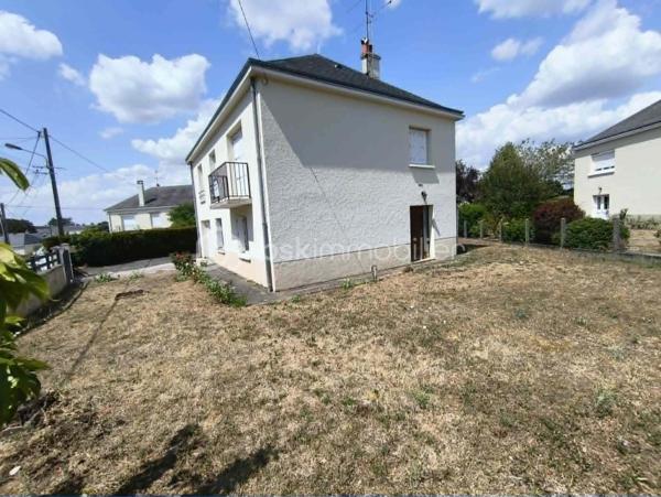 Maison 91 m² avec garage, grenier aménageable et terrain clos de 450 m²

À découvrir, cette maison de 91 m² habitables, implantée sur un terrain entièrement clos de 450 m², offrant un beau potentiel et idéale pour un premier achat ou un investissement locatif.

Au rez-de-chaussée, vous trouverez :

Une entrée,
Une chambre,
Une pièce de rangement,
Un vaste garage de 48 m², offrant de nombreuses possibilités (stationnement, atelier ou stockage).

À l'étage, la maison se compose de :

Une belle pièce de vie lumineuse de 37 m² avec salon/salle à manger
Une cuisine aménagée,
Deux chambres,
Une salle d'eau.

Un grenier complète le bien. Il est actuellement utilisable pour le stockage, mais peut également être aménagé afin de créer un espace de vie supplémentaire selon vos besoins.

Cette maison est habitable immédiatement, tout en offrant la possibilité d'être modernisée selon vos goûts et vos envies.

Les atouts :
Terrain clos de 450 m²
Garage de 48 m²
Belle pièce de vie de 37 m²
3 chambres
Grenier aménageable
Habitable de suite
Idéale pour un premier achat ou un investissement locatif

À visiter sans tarder !