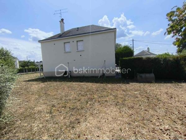 Maison 91 m² avec garage, grenier aménageable et terrain clos de 450 m²

À découvrir, cette maison de 91 m² habitables, implantée sur un terrain entièrement clos de 450 m², offrant un beau potentiel et idéale pour un premier achat ou un investissement locatif.

Au rez-de-chaussée, vous trouverez :

Une entrée,
Une chambre,
Une pièce de rangement,
Un vaste garage de 48 m², offrant de nombreuses possibilités (stationnement, atelier ou stockage).

À l'étage, la maison se compose de :

Une belle pièce de vie lumineuse de 37 m² avec salon/salle à manger
Une cuisine aménagée,
Deux chambres,
Une salle d'eau.

Un grenier complète le bien. Il est actuellement utilisable pour le stockage, mais peut également être aménagé afin de créer un espace de vie supplémentaire selon vos besoins.

Cette maison est habitable immédiatement, tout en offrant la possibilité d'être modernisée selon vos goûts et vos envies.

Les atouts :
Terrain clos de 450 m²
Garage de 48 m²
Belle pièce de vie de 37 m²
3 chambres
Grenier aménageable
Habitable de suite
Idéale pour un premier achat ou un investissement locatif

À visiter sans tarder !