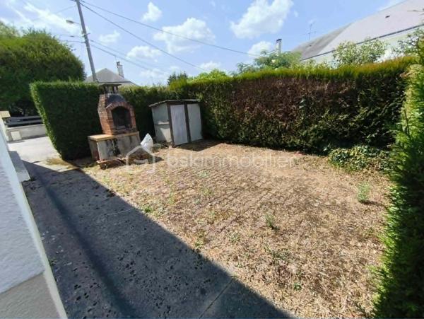 Maison 91 m² avec garage, grenier aménageable et terrain clos de 450 m²

À découvrir, cette maison de 91 m² habitables, implantée sur un terrain entièrement clos de 450 m², offrant un beau potentiel et idéale pour un premier achat ou un investissement locatif.

Au rez-de-chaussée, vous trouverez :

Une entrée,
Une chambre,
Une pièce de rangement,
Un vaste garage de 48 m², offrant de nombreuses possibilités (stationnement, atelier ou stockage).

À l'étage, la maison se compose de :

Une belle pièce de vie lumineuse de 37 m² avec salon/salle à manger
Une cuisine aménagée,
Deux chambres,
Une salle d'eau.

Un grenier complète le bien. Il est actuellement utilisable pour le stockage, mais peut également être aménagé afin de créer un espace de vie supplémentaire selon vos besoins.

Cette maison est habitable immédiatement, tout en offrant la possibilité d'être modernisée selon vos goûts et vos envies.

Les atouts :
Terrain clos de 450 m²
Garage de 48 m²
Belle pièce de vie de 37 m²
3 chambres
Grenier aménageable
Habitable de suite
Idéale pour un premier achat ou un investissement locatif

À visiter sans tarder !
