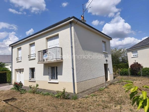 Maison 91 m² avec garage, grenier aménageable et terrain clos de 450 m²

À découvrir, cette maison de 91 m² habitables, implantée sur un terrain entièrement clos de 450 m², offrant un beau potentiel et idéale pour un premier achat ou un investissement locatif.

Au rez-de-chaussée, vous trouverez :

Une entrée,
Une chambre,
Une pièce de rangement,
Un vaste garage de 48 m², offrant de nombreuses possibilités (stationnement, atelier ou stockage).

À l'étage, la maison se compose de :

Une belle pièce de vie lumineuse de 37 m² avec salon/salle à manger
Une cuisine aménagée,
Deux chambres,
Une salle d'eau.

Un grenier complète le bien. Il est actuellement utilisable pour le stockage, mais peut également être aménagé afin de créer un espace de vie supplémentaire selon vos besoins.

Cette maison est habitable immédiatement, tout en offrant la possibilité d'être modernisée selon vos goûts et vos envies.

Les atouts :
Terrain clos de 450 m²
Garage de 48 m²
Belle pièce de vie de 37 m²
3 chambres
Grenier aménageable
Habitable de suite
Idéale pour un premier achat ou un investissement locatif

À visiter sans tarder !
