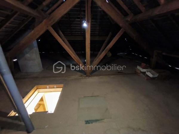 Maison 91 m² avec garage, grenier aménageable et terrain clos de 450 m²

À découvrir, cette maison de 91 m² habitables, implantée sur un terrain entièrement clos de 450 m², offrant un beau potentiel et idéale pour un premier achat ou un investissement locatif.

Au rez-de-chaussée, vous trouverez :

Une entrée,
Une chambre,
Une pièce de rangement,
Un vaste garage de 48 m², offrant de nombreuses possibilités (stationnement, atelier ou stockage).

À l'étage, la maison se compose de :

Une belle pièce de vie lumineuse de 37 m² avec salon/salle à manger
Une cuisine aménagée,
Deux chambres,
Une salle d'eau.

Un grenier complète le bien. Il est actuellement utilisable pour le stockage, mais peut également être aménagé afin de créer un espace de vie supplémentaire selon vos besoins.

Cette maison est habitable immédiatement, tout en offrant la possibilité d'être modernisée selon vos goûts et vos envies.

Les atouts :
Terrain clos de 450 m²
Garage de 48 m²
Belle pièce de vie de 37 m²
3 chambres
Grenier aménageable
Habitable de suite
Idéale pour un premier achat ou un investissement locatif

À visiter sans tarder !
