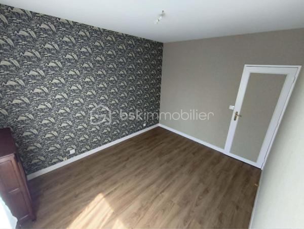 Maison 91 m² avec garage, grenier aménageable et terrain clos de 450 m²

À découvrir, cette maison de 91 m² habitables, implantée sur un terrain entièrement clos de 450 m², offrant un beau potentiel et idéale pour un premier achat ou un investissement locatif.

Au rez-de-chaussée, vous trouverez :

Une entrée,
Une chambre,
Une pièce de rangement,
Un vaste garage de 48 m², offrant de nombreuses possibilités (stationnement, atelier ou stockage).

À l'étage, la maison se compose de :

Une belle pièce de vie lumineuse de 37 m² avec salon/salle à manger
Une cuisine aménagée,
Deux chambres,
Une salle d'eau.

Un grenier complète le bien. Il est actuellement utilisable pour le stockage, mais peut également être aménagé afin de créer un espace de vie supplémentaire selon vos besoins.

Cette maison est habitable immédiatement, tout en offrant la possibilité d'être modernisée selon vos goûts et vos envies.

Les atouts :
Terrain clos de 450 m²
Garage de 48 m²
Belle pièce de vie de 37 m²
3 chambres
Grenier aménageable
Habitable de suite
Idéale pour un premier achat ou un investissement locatif

À visiter sans tarder !