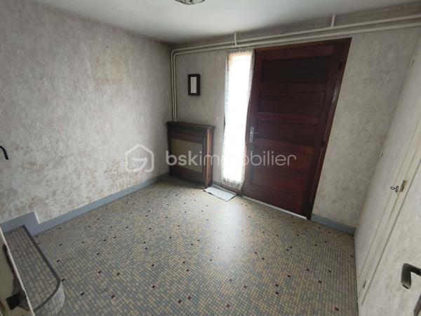 Maison 91 m² avec garage, grenier aménageable et terrain clos de 450 m²

À découvrir, cette maison de 91 m² habitables, implantée sur un terrain entièrement clos de 450 m², offrant un beau potentiel et idéale pour un premier achat ou un investissement locatif.

Au rez-de-chaussée, vous trouverez :

Une entrée,
Une chambre,
Une pièce de rangement,
Un vaste garage de 48 m², offrant de nombreuses possibilités (stationnement, atelier ou stockage).

À l'étage, la maison se compose de :

Une belle pièce de vie lumineuse de 37 m² avec salon/salle à manger
Une cuisine aménagée,
Deux chambres,
Une salle d'eau.

Un grenier complète le bien. Il est actuellement utilisable pour le stockage, mais peut également être aménagé afin de créer un espace de vie supplémentaire selon vos besoins.

Cette maison est habitable immédiatement, tout en offrant la possibilité d'être modernisée selon vos goûts et vos envies.

Les atouts :
Terrain clos de 450 m²
Garage de 48 m²
Belle pièce de vie de 37 m²
3 chambres
Grenier aménageable
Habitable de suite
Idéale pour un premier achat ou un investissement locatif

À visiter sans tarder !
