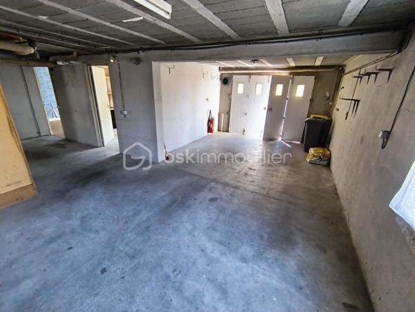Maison 91 m² avec garage, grenier aménageable et terrain clos de 450 m²

À découvrir, cette maison de 91 m² habitables, implantée sur un terrain entièrement clos de 450 m², offrant un beau potentiel et idéale pour un premier achat ou un investissement locatif.

Au rez-de-chaussée, vous trouverez :

Une entrée,
Une chambre,
Une pièce de rangement,
Un vaste garage de 48 m², offrant de nombreuses possibilités (stationnement, atelier ou stockage).

À l'étage, la maison se compose de :

Une belle pièce de vie lumineuse de 37 m² avec salon/salle à manger
Une cuisine aménagée,
Deux chambres,
Une salle d'eau.

Un grenier complète le bien. Il est actuellement utilisable pour le stockage, mais peut également être aménagé afin de créer un espace de vie supplémentaire selon vos besoins.

Cette maison est habitable immédiatement, tout en offrant la possibilité d'être modernisée selon vos goûts et vos envies.

Les atouts :
Terrain clos de 450 m²
Garage de 48 m²
Belle pièce de vie de 37 m²
3 chambres
Grenier aménageable
Habitable de suite
Idéale pour un premier achat ou un investissement locatif

À visiter sans tarder !