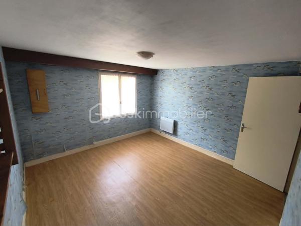 Maison 91 m² avec garage, grenier aménageable et terrain clos de 450 m²

À découvrir, cette maison de 91 m² habitables, implantée sur un terrain entièrement clos de 450 m², offrant un beau potentiel et idéale pour un premier achat ou un investissement locatif.

Au rez-de-chaussée, vous trouverez :

Une entrée,
Une chambre,
Une pièce de rangement,
Un vaste garage de 48 m², offrant de nombreuses possibilités (stationnement, atelier ou stockage).

À l'étage, la maison se compose de :

Une belle pièce de vie lumineuse de 37 m² avec salon/salle à manger
Une cuisine aménagée,
Deux chambres,
Une salle d'eau.

Un grenier complète le bien. Il est actuellement utilisable pour le stockage, mais peut également être aménagé afin de créer un espace de vie supplémentaire selon vos besoins.

Cette maison est habitable immédiatement, tout en offrant la possibilité d'être modernisée selon vos goûts et vos envies.

Les atouts :
Terrain clos de 450 m²
Garage de 48 m²
Belle pièce de vie de 37 m²
3 chambres
Grenier aménageable
Habitable de suite
Idéale pour un premier achat ou un investissement locatif

À visiter sans tarder !
