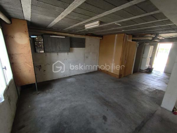 Maison 91 m² avec garage, grenier aménageable et terrain clos de 450 m²

À découvrir, cette maison de 91 m² habitables, implantée sur un terrain entièrement clos de 450 m², offrant un beau potentiel et idéale pour un premier achat ou un investissement locatif.

Au rez-de-chaussée, vous trouverez :

Une entrée,
Une chambre,
Une pièce de rangement,
Un vaste garage de 48 m², offrant de nombreuses possibilités (stationnement, atelier ou stockage).

À l'étage, la maison se compose de :

Une belle pièce de vie lumineuse de 37 m² avec salon/salle à manger
Une cuisine aménagée,
Deux chambres,
Une salle d'eau.

Un grenier complète le bien. Il est actuellement utilisable pour le stockage, mais peut également être aménagé afin de créer un espace de vie supplémentaire selon vos besoins.

Cette maison est habitable immédiatement, tout en offrant la possibilité d'être modernisée selon vos goûts et vos envies.

Les atouts :
Terrain clos de 450 m²
Garage de 48 m²
Belle pièce de vie de 37 m²
3 chambres
Grenier aménageable
Habitable de suite
Idéale pour un premier achat ou un investissement locatif

À visiter sans tarder !