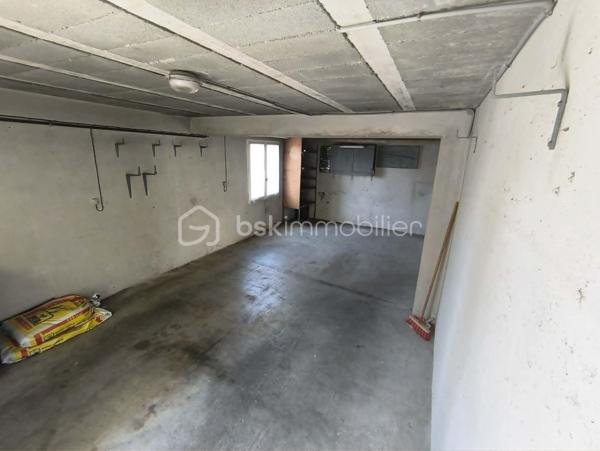 Maison 91 m² avec garage, grenier aménageable et terrain clos de 450 m²

À découvrir, cette maison de 91 m² habitables, implantée sur un terrain entièrement clos de 450 m², offrant un beau potentiel et idéale pour un premier achat ou un investissement locatif.

Au rez-de-chaussée, vous trouverez :

Une entrée,
Une chambre,
Une pièce de rangement,
Un vaste garage de 48 m², offrant de nombreuses possibilités (stationnement, atelier ou stockage).

À l'étage, la maison se compose de :

Une belle pièce de vie lumineuse de 37 m² avec salon/salle à manger
Une cuisine aménagée,
Deux chambres,
Une salle d'eau.

Un grenier complète le bien. Il est actuellement utilisable pour le stockage, mais peut également être aménagé afin de créer un espace de vie supplémentaire selon vos besoins.

Cette maison est habitable immédiatement, tout en offrant la possibilité d'être modernisée selon vos goûts et vos envies.

Les atouts :
Terrain clos de 450 m²
Garage de 48 m²
Belle pièce de vie de 37 m²
3 chambres
Grenier aménageable
Habitable de suite
Idéale pour un premier achat ou un investissement locatif

À visiter sans tarder !