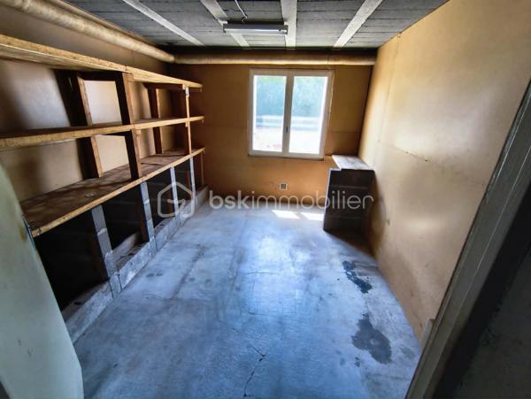 Maison 91 m² avec garage, grenier aménageable et terrain clos de 450 m²

À découvrir, cette maison de 91 m² habitables, implantée sur un terrain entièrement clos de 450 m², offrant un beau potentiel et idéale pour un premier achat ou un investissement locatif.

Au rez-de-chaussée, vous trouverez :

Une entrée,
Une chambre,
Une pièce de rangement,
Un vaste garage de 48 m², offrant de nombreuses possibilités (stationnement, atelier ou stockage).

À l'étage, la maison se compose de :

Une belle pièce de vie lumineuse de 37 m² avec salon/salle à manger
Une cuisine aménagée,
Deux chambres,
Une salle d'eau.

Un grenier complète le bien. Il est actuellement utilisable pour le stockage, mais peut également être aménagé afin de créer un espace de vie supplémentaire selon vos besoins.

Cette maison est habitable immédiatement, tout en offrant la possibilité d'être modernisée selon vos goûts et vos envies.

Les atouts :
Terrain clos de 450 m²
Garage de 48 m²
Belle pièce de vie de 37 m²
3 chambres
Grenier aménageable
Habitable de suite
Idéale pour un premier achat ou un investissement locatif

À visiter sans tarder !