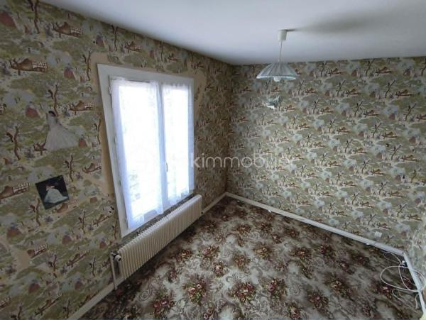 Maison 91 m² avec garage, grenier aménageable et terrain clos de 450 m²

À découvrir, cette maison de 91 m² habitables, implantée sur un terrain entièrement clos de 450 m², offrant un beau potentiel et idéale pour un premier achat ou un investissement locatif.

Au rez-de-chaussée, vous trouverez :

Une entrée,
Une chambre,
Une pièce de rangement,
Un vaste garage de 48 m², offrant de nombreuses possibilités (stationnement, atelier ou stockage).

À l'étage, la maison se compose de :

Une belle pièce de vie lumineuse de 37 m² avec salon/salle à manger
Une cuisine aménagée,
Deux chambres,
Une salle d'eau.

Un grenier complète le bien. Il est actuellement utilisable pour le stockage, mais peut également être aménagé afin de créer un espace de vie supplémentaire selon vos besoins.

Cette maison est habitable immédiatement, tout en offrant la possibilité d'être modernisée selon vos goûts et vos envies.

Les atouts :
Terrain clos de 450 m²
Garage de 48 m²
Belle pièce de vie de 37 m²
3 chambres
Grenier aménageable
Habitable de suite
Idéale pour un premier achat ou un investissement locatif

À visiter sans tarder !