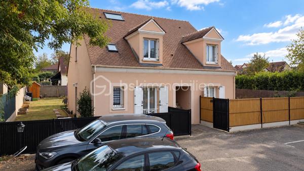 Rare à la vente
Dans une petite copropriété et au sein d'un ensemble immobilier de 3 lots ressemblant à une maison, bel appartement 2 pièces avec jardin privatif de 180 m2 ! 
Entrée, séjour, cuisine équipée récente, chambre avec rangement, salle d'eau refaite et wc.
2 parkings privatifs devant l'entrée de l'appartement viennent compléter cet appartement sans travaux avec grand terrain pour profiter ! 
Fenêtres et volets PVC, fibre optique, cuisine de 2024, salle d'eau de 2025, toiture démoussée septembre 2026, ...
A ne pas manquer !