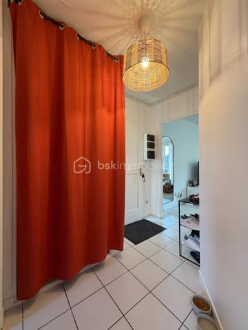 Rare à la vente
Dans une petite copropriété et au sein d'un ensemble immobilier de 3 lots ressemblant à une maison, bel appartement 2 pièces avec jardin privatif de 180 m2 ! 
Entrée, séjour, cuisine équipée récente, chambre avec rangement, salle d'eau refaite et wc.
2 parkings privatifs devant l'entrée de l'appartement viennent compléter cet appartement sans travaux avec grand terrain pour profiter ! 
Fenêtres et volets PVC, fibre optique, cuisine de 2024, salle d'eau de 2025, toiture démoussée septembre 2026, ...
A ne pas manquer !