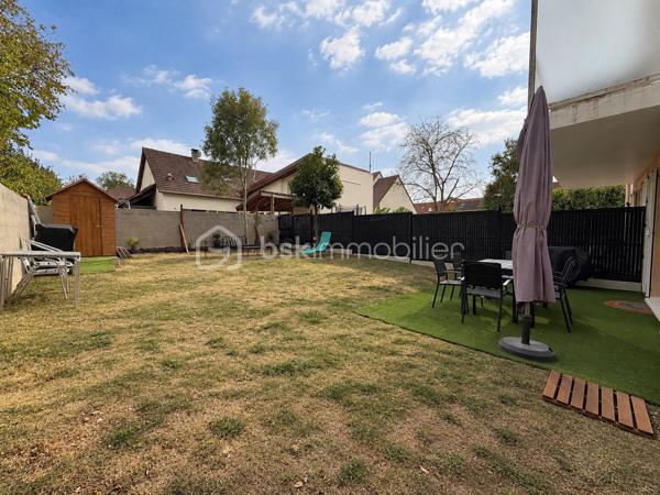 Rare à la vente
Dans une petite copropriété et au sein d'un ensemble immobilier de 3 lots ressemblant à une maison, bel appartement 2 pièces avec jardin privatif de 180 m2 ! 
Entrée, séjour, cuisine équipée récente, chambre avec rangement, salle d'eau refaite et wc.
2 parkings privatifs devant l'entrée de l'appartement viennent compléter cet appartement sans travaux avec grand terrain pour profiter ! 
Fenêtres et volets PVC, fibre optique, cuisine de 2024, salle d'eau de 2025, toiture démoussée septembre 2026, ...
A ne pas manquer !